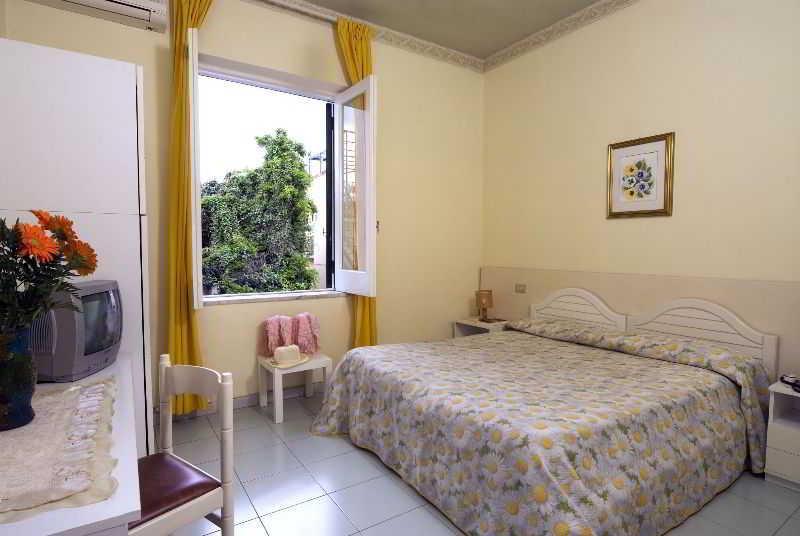 Villa Diana - Beach & Rooms Іскія Екстер'єр фото